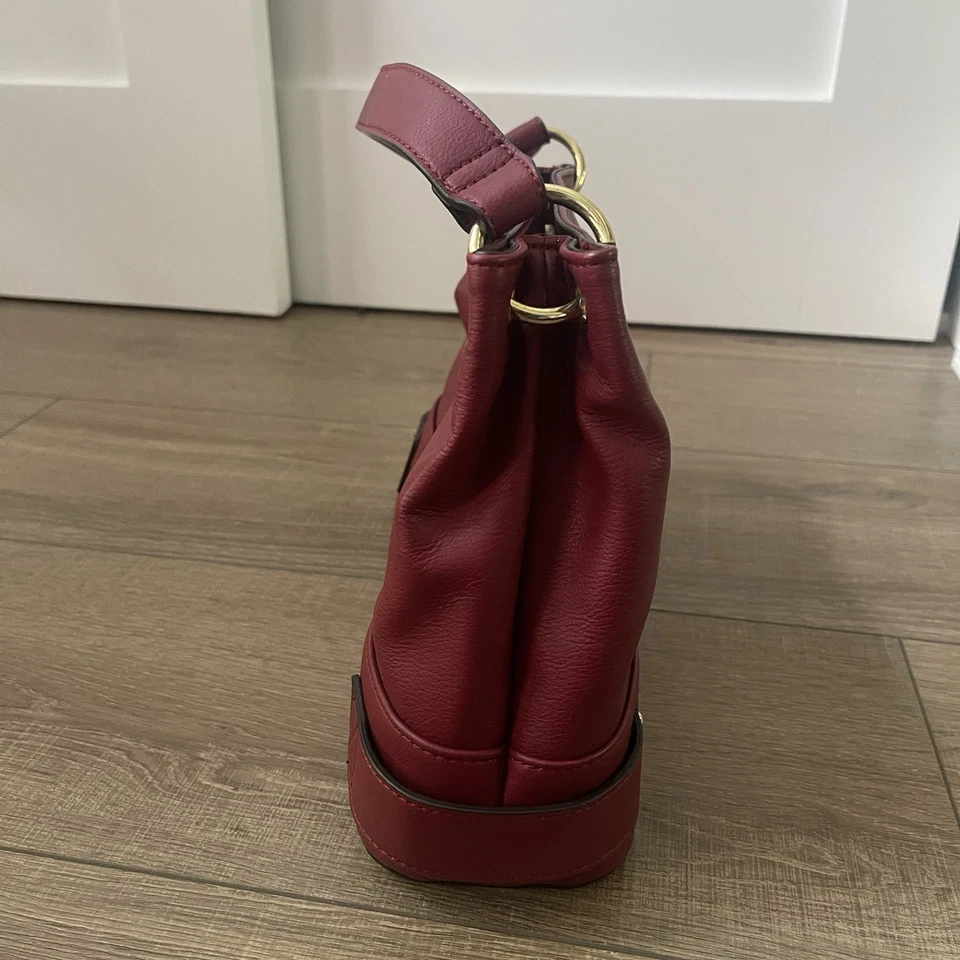 Cartera de cuero roja Max Studio, con correa larga y tarjetero pequeño Foto 3 de 4