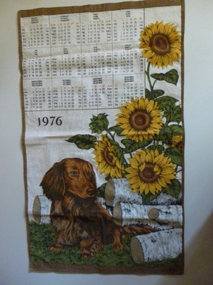 Geschirrtuch Kalender 1976 Baumwolle Thema: Hund Dackel Blumen ALBA Vintage