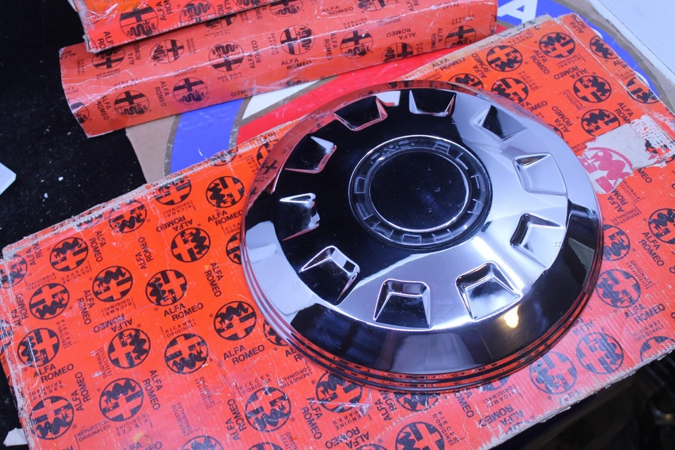 Tampa de roda central Alfa Romeo 2600 fabricante de equipamento original novo na caixa - Imagem 2 de 4
