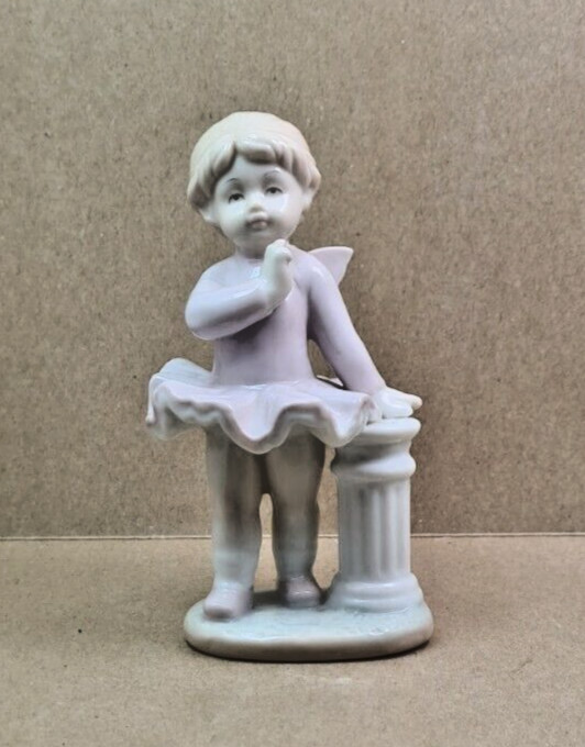 Bailarina Con Alas De Porcelana En Pie Y Mano Sobre Columna H 13 Cm