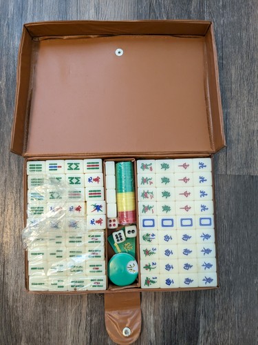 Vintage Chinesisches Mahjong Spiel Reiseset mit Etui 144 Spielsteine *Neu geöffnete Box*