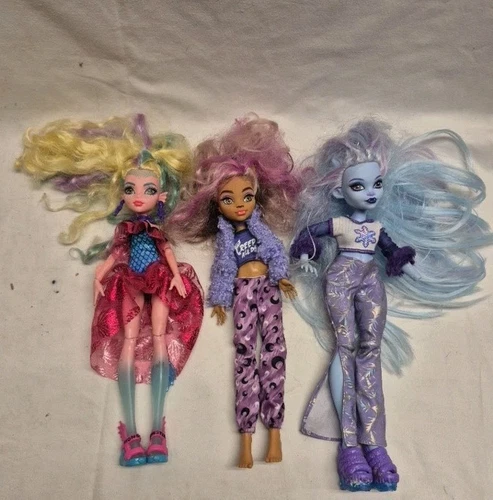 Lot Of 3 Monster High Dolls with some accesories 