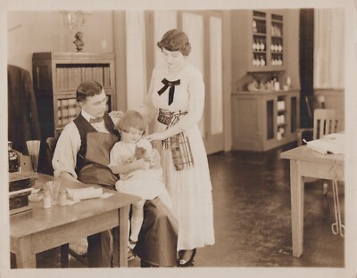 Unknow Actress + Unknow Actor from movie scene (1920s) Silent Film Photo K 405