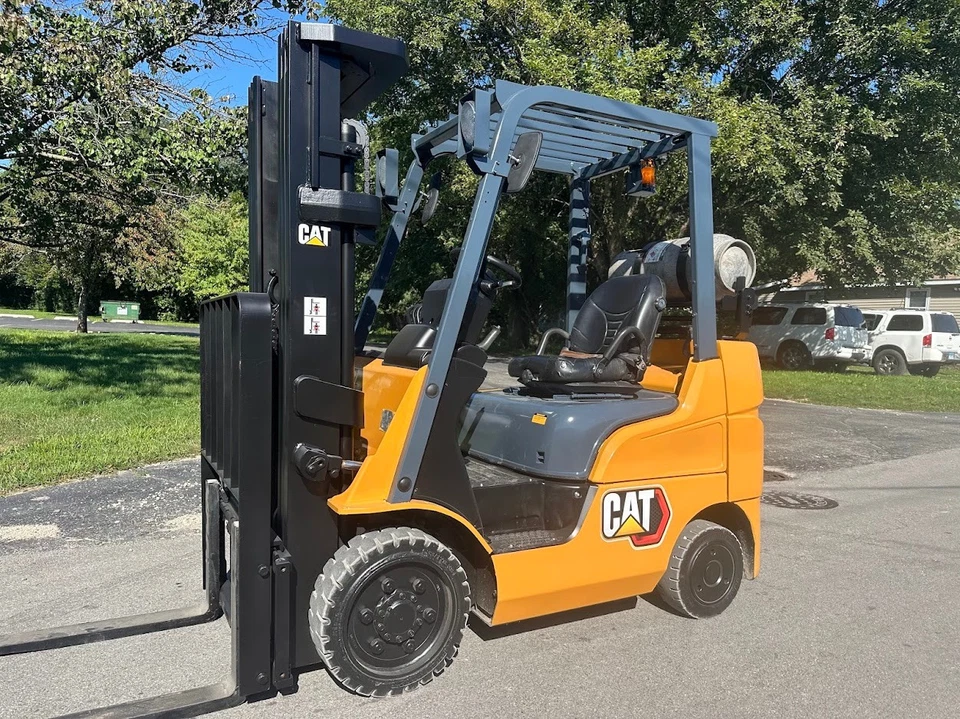 2017 MITSUBISHI CATERPILLAR FGC25N 5000LB CAPACITY TRACTION TIRE FORKLIFT - Image 2 of 4