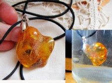 CIONDOLO in AUTENTICA AMBRA cm.3,5x3,5 con Anellino e cordino gr.6 circa