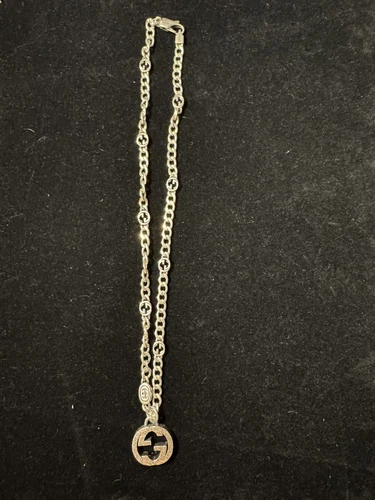 Collana con ciondolo AUTENTICA GUCCI uomo ad incastro tono argento G usata BELLA 22 pollici