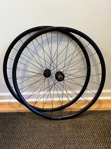 Paire de roues DT Swiss R470 DB aluminium 2025 + pneus Specialized Turbo + disques Shimano - DT SWISS - 34160 - Troc Vélo
