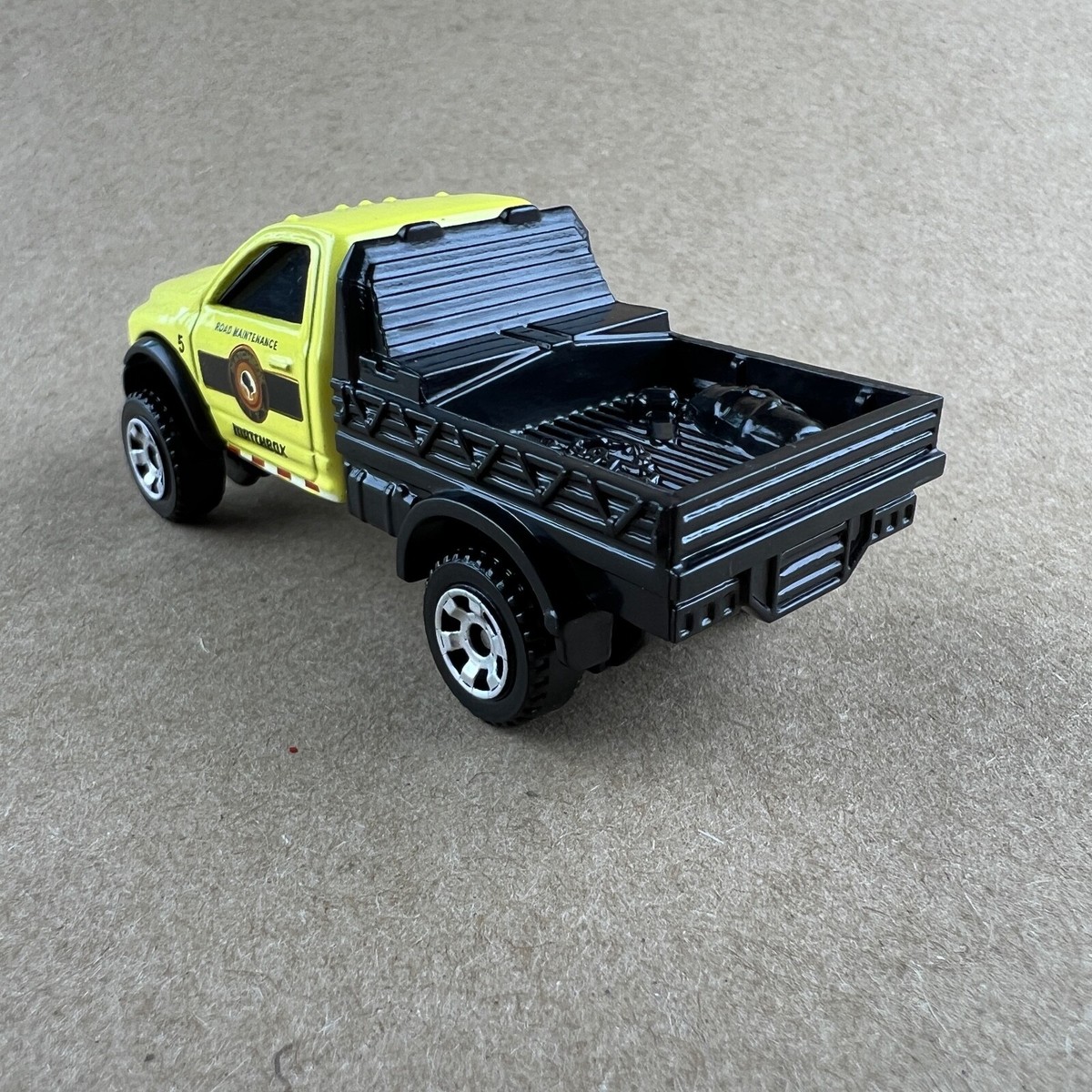 Matchbox Ram Flatbed Truck 2016 – Modellauto 1:64, Mit Pull-Back-Funktion, Für Kinder & Sammler