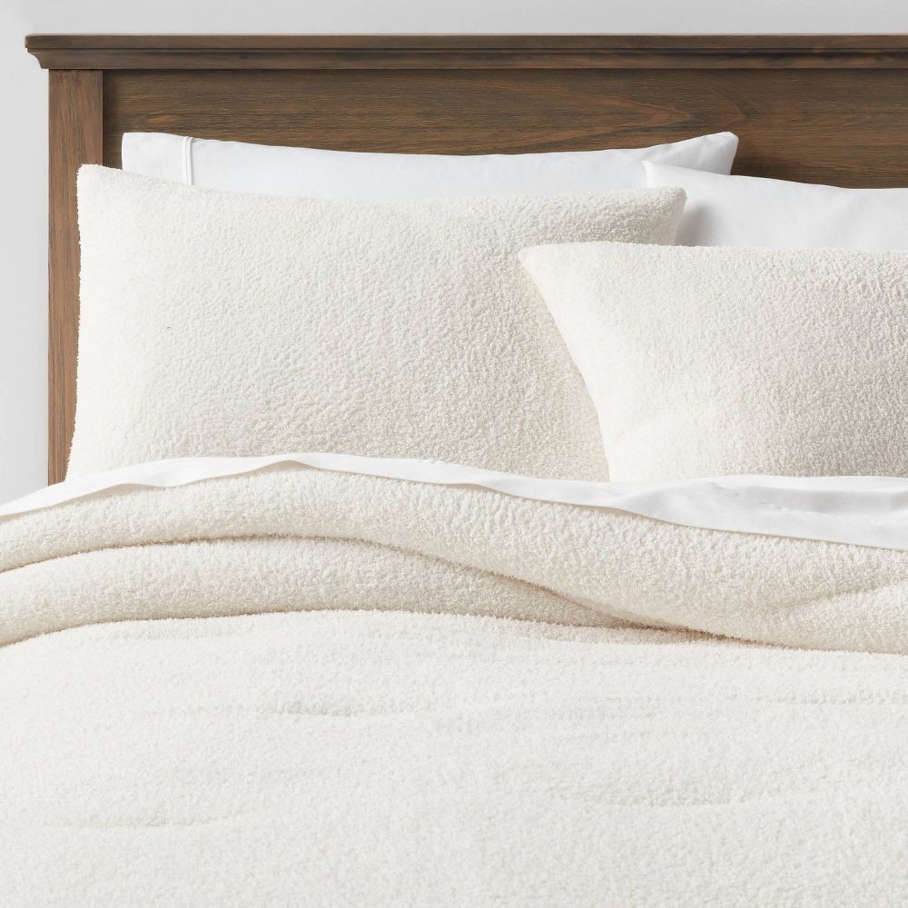 FullQueen Cosy Chenille Comforter - Sham Set Cream - Threshold 4890₽