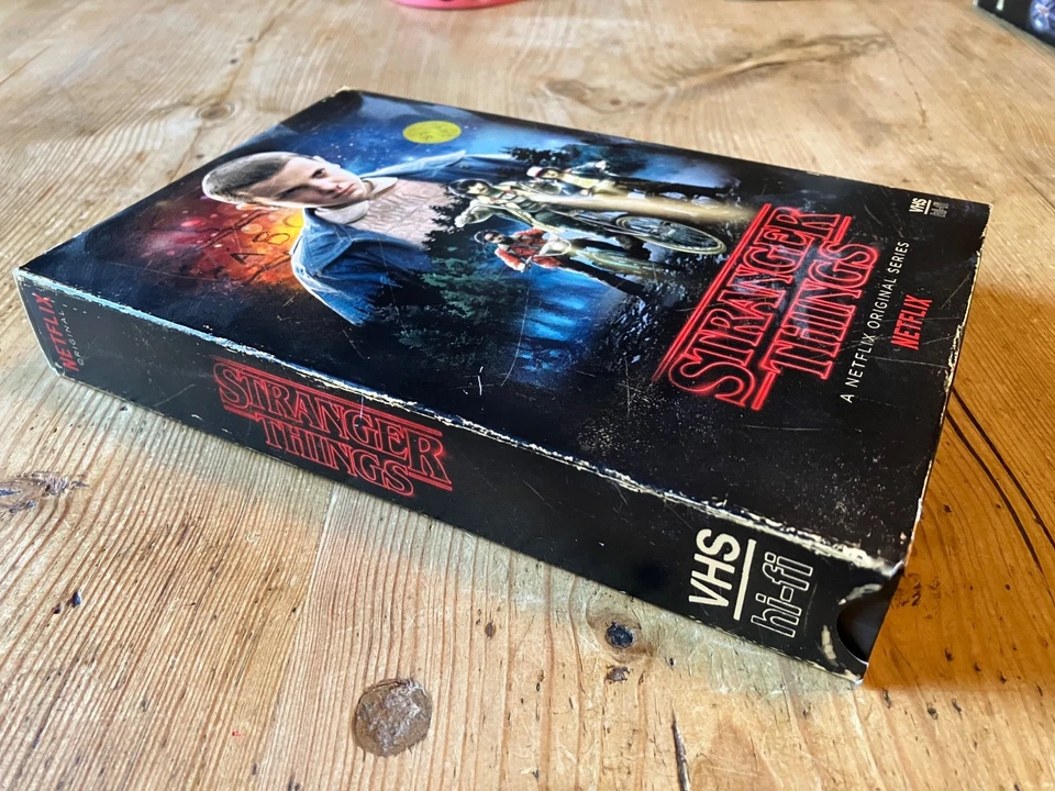 STRANGER THINGS Season 1 one Collectors Edition Retro VHS Box DVD Set rare OOP Foto 3 de 4