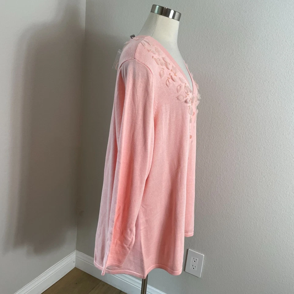 Isaac Mizrahi Live! Cárdigan tejido para mujer Plus 3X rosa adornado con detalles florales Foto 4 de 4