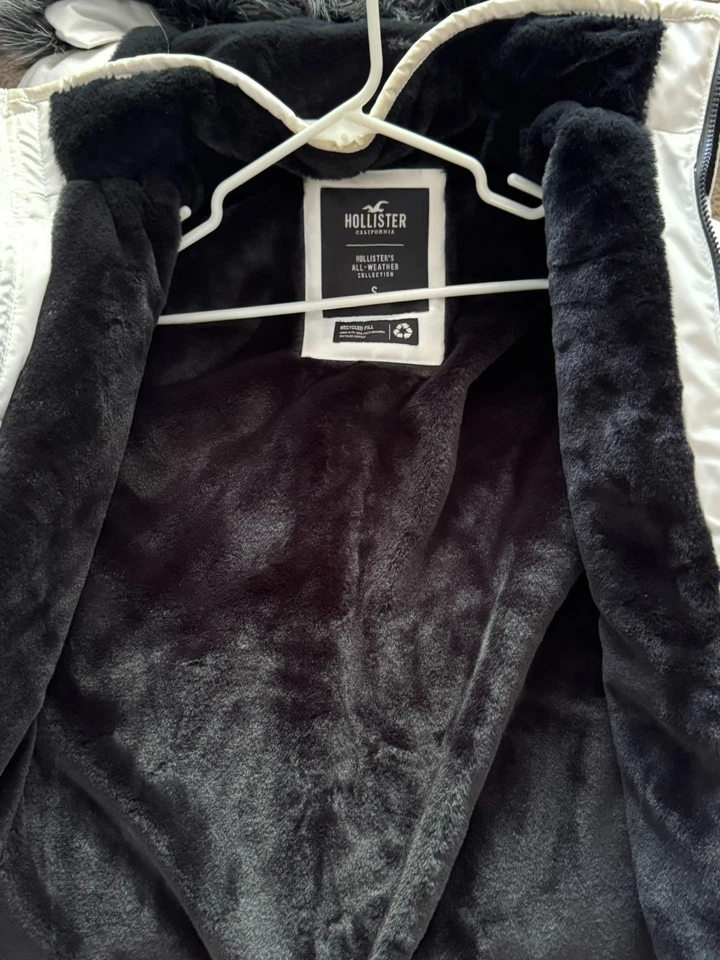 Men's Hollister Faux Fur White Puffer Coat Small  - Image 4 of 4