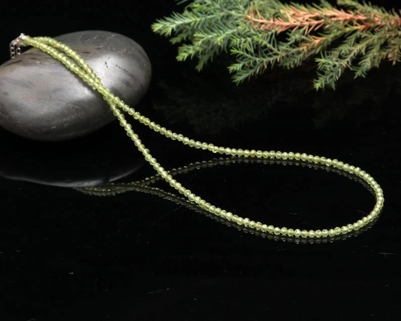Collana con perline rotonde di peridoto verde naturale con Collana con perline rotonde di peridoto verde naturale con