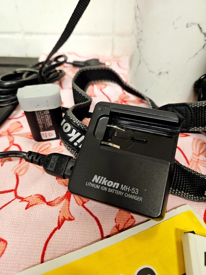 Nikon Coolpix 5400 5.1MP Digital Camera Black with Batteries & Memory Card - Image 2 of 4