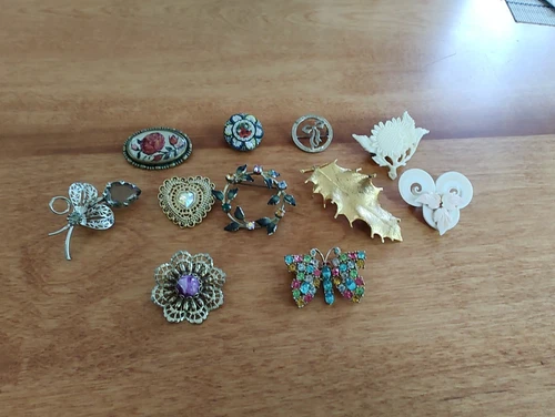 vintage costume jewelry brooches 11 in lot
