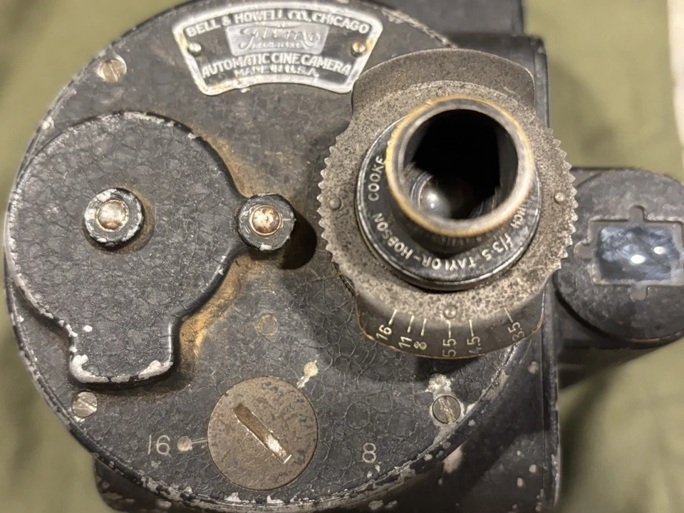 Cámara de cine automática Bell & Howell Co., Chicago, registrada en película Foto 3 de 4