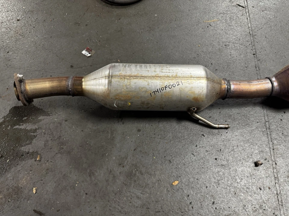 18-24 Toyota Camry/Avalon Catalytic Converter OEM - Image 2 of 4
