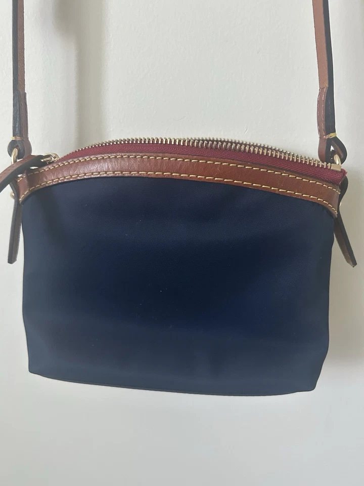 Bandolera Dooney & Bourke Wayfarer Domed usada - azul marino Foto 4 de 4