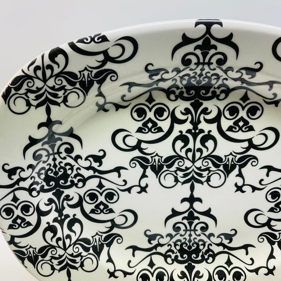 Plato ovalado Pottery Barn 12x9 Versalle negro candelabro sobre blanco Foto 2 de 4