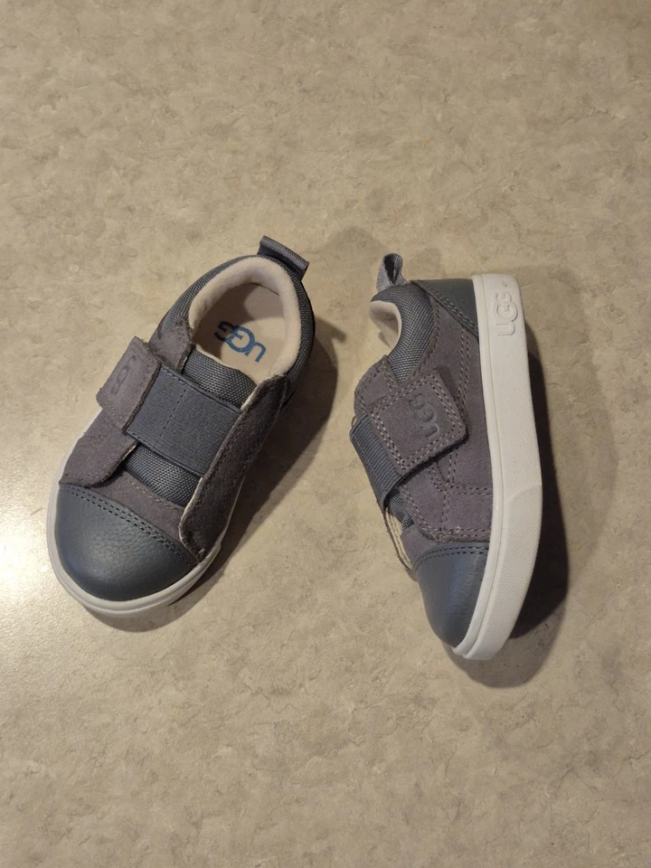 Zapatillas grises de dos tonos UGG Australia para niños pequeños talla 6 Foto 4 de 4