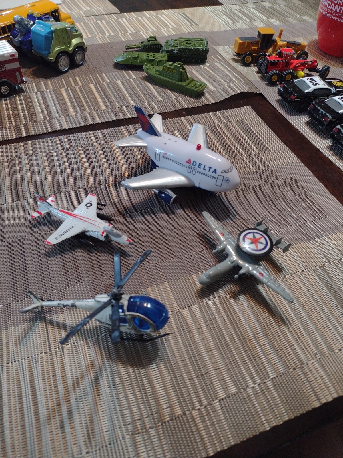 Lot of 4  Airplanes Jets helicopter   B44#7