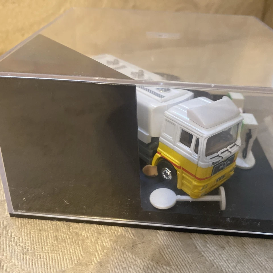 Camión cisterna de combustible con carcasa cubierta con conductor de automóvil y bombas de combustible modelo fundido a presión Foto 3 de 4