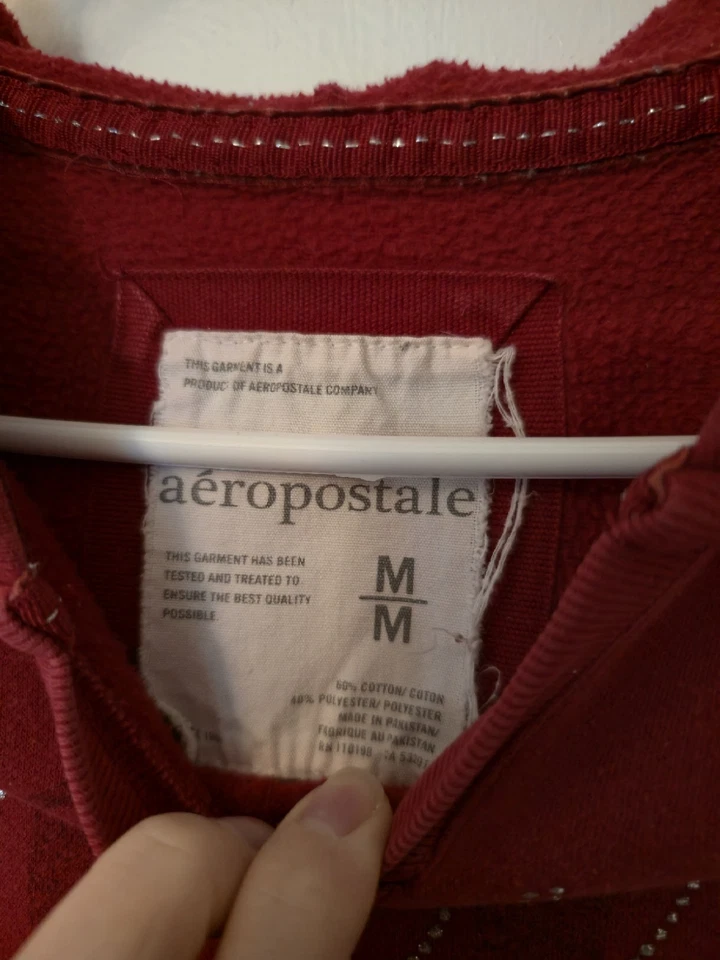 Pullover con capucha roja Aeropostale para mujer con bolsillos y detalles brillantes talla M Foto 2 de 3