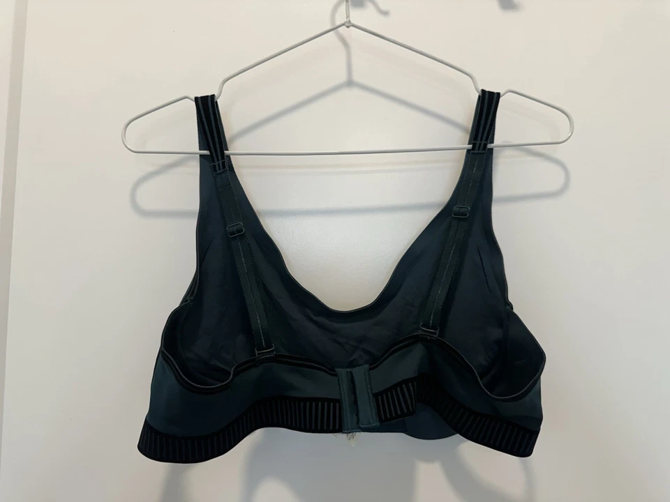 Sujetador Alo Yoga Airlift Line Up verde medianoche grande para mujer ropa deportiva Foto 4 de 4