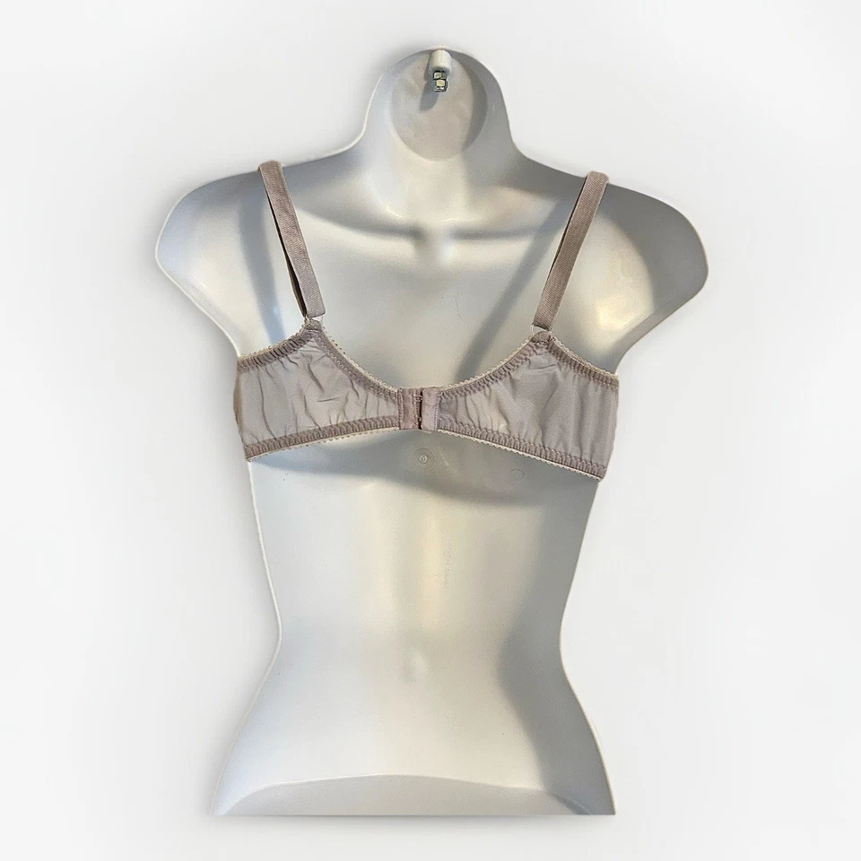 Sujetador Avon Intimates, talla 34C encaje lavanda, con aros, elástico en la parte superior, sin forro Foto 2 de 4