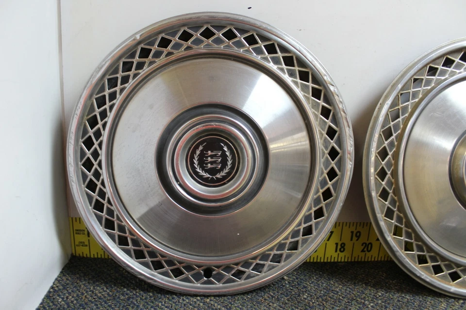 Juego de 4 tapacubos usados OEM Ford 15" E3AZ1130D 1975-82 LTD/Mercury Cougar (1415) Foto 2 de 4