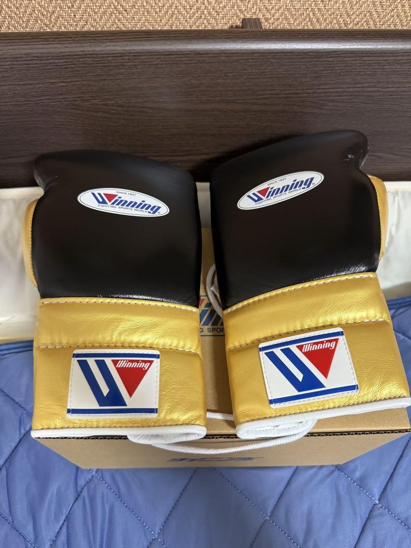 Winning Boxing Gloves CO-MS-700 18oz Black x Gold Lace-up Pro