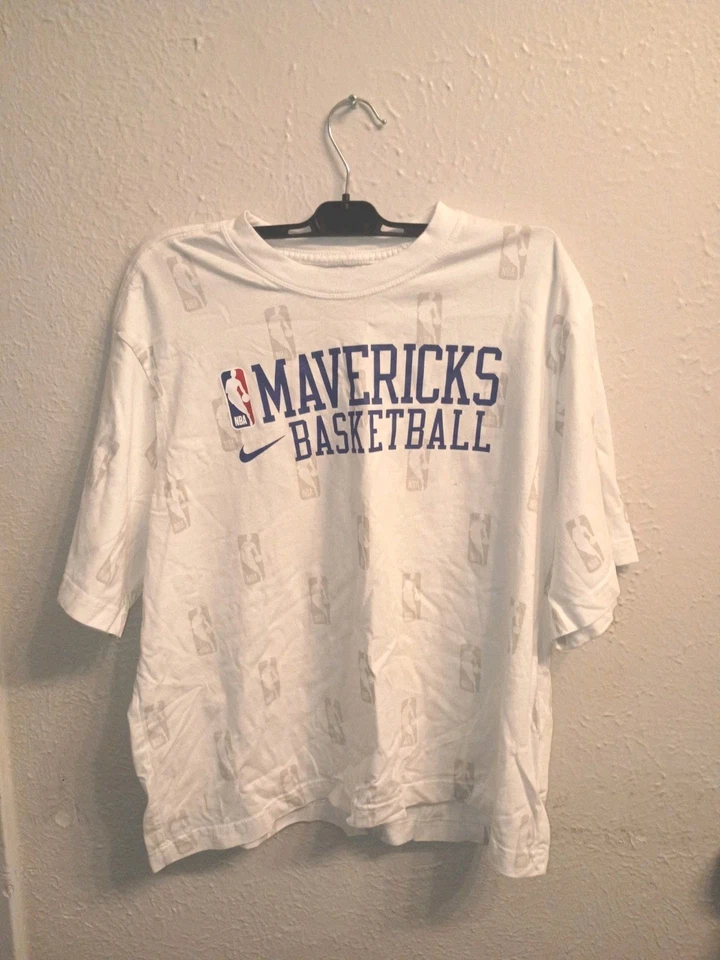 Camiseta corta para mujer Nike NBA Mavericks talla mediana calce suelto Foto 2 de 4