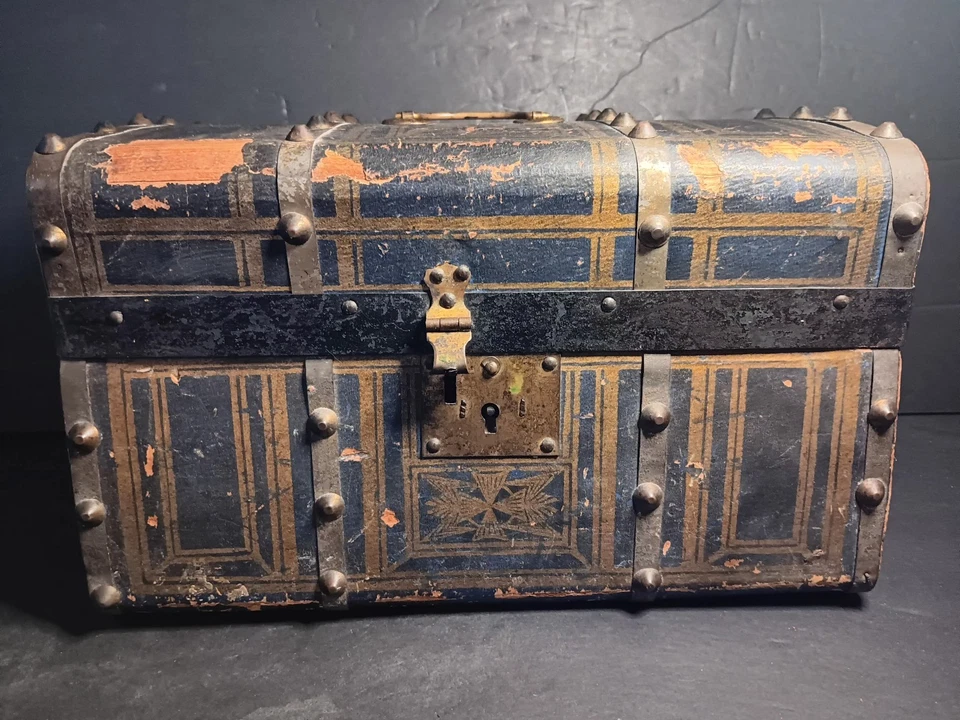 Antigua muñeca victoriana vapor baúl cúpula caja de juguetes cofre de viaje 12x7x7 Foto 3 de 4