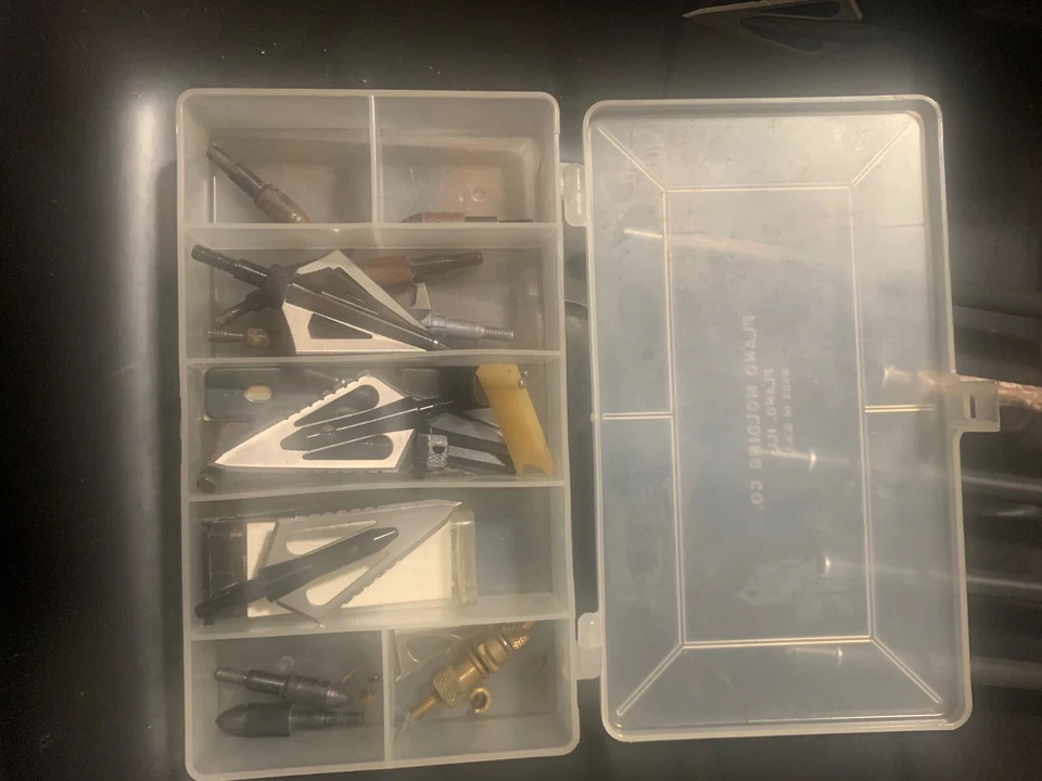 arco compuesto mano derecha 70lbs con flechas y puntas Foto 2 de 4