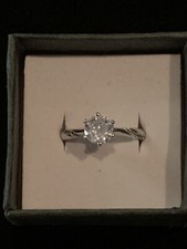 Beautiful 925 Silver Ring w/ a Sparkling Clear Stone - size 6