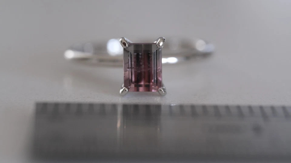 Anillo de turmalina brasileña de 1,24 quilates Foto 2 de 3