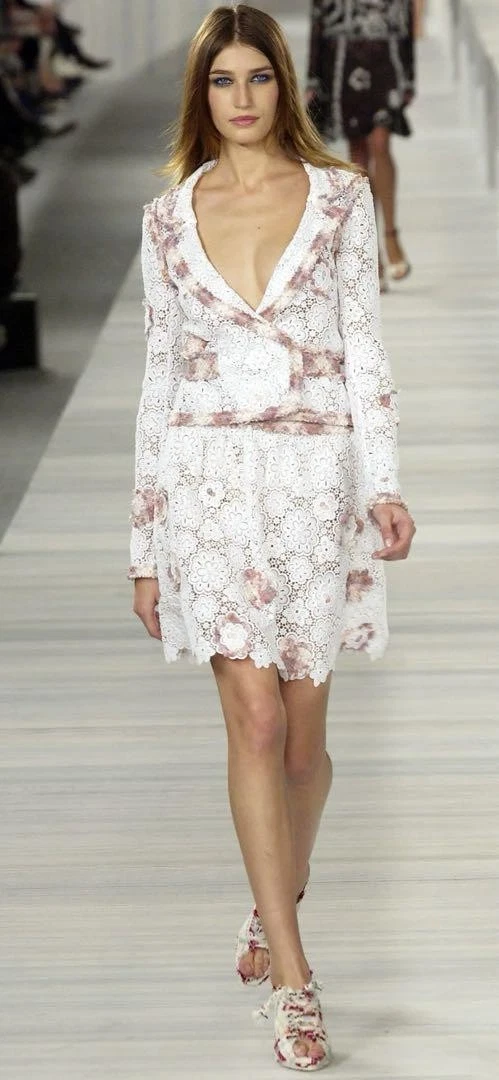 Giacca tweed Chanel con polsini ricamati in pizzo e perle