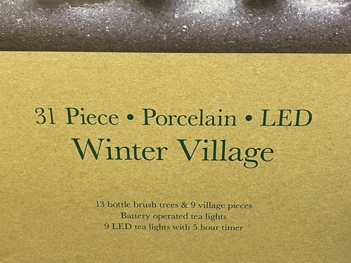 Expositor de mesa de Navidad iluminado Bee & Willow porcelana LED Winter Village 31 piezas - Imagen 4 de 13