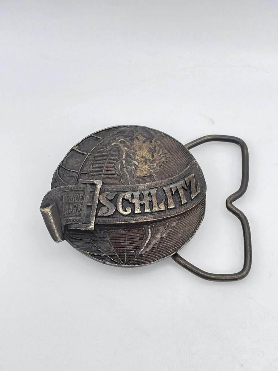 Schlitz belt clearance buckle