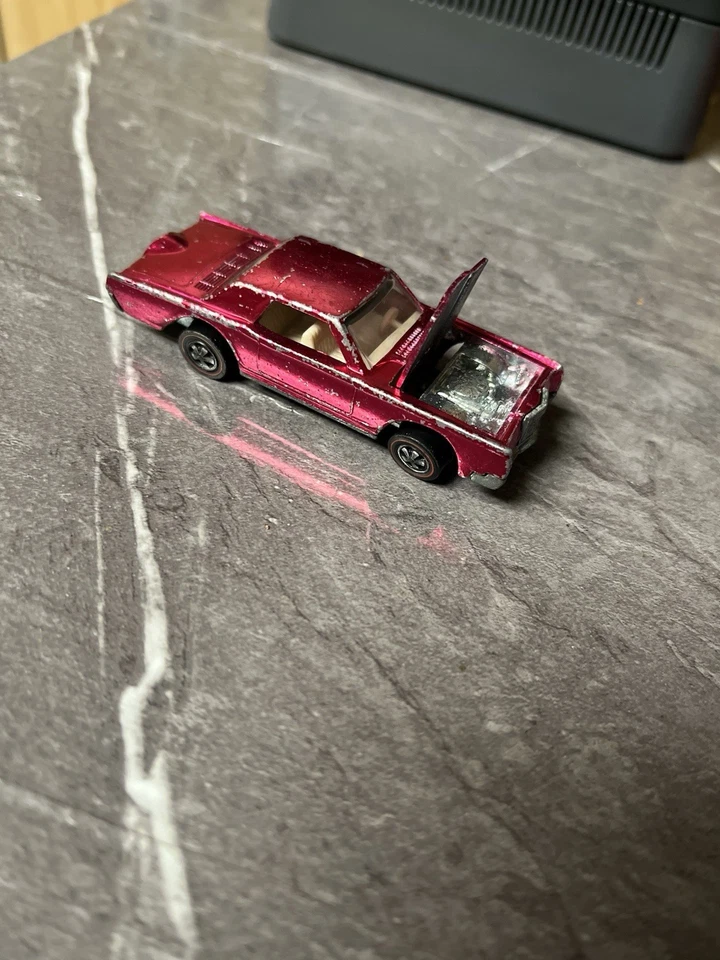 Continental Mark III 1968 Hot Wheels Redline personalizado - rosa con interior blanco Foto 3 de 4
