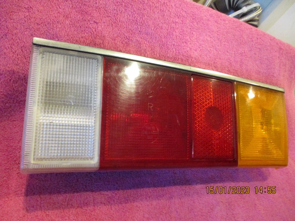 VOLKSWAGEN SCIROCCO 1975-1981 MONTAJE LUZ TRASERA DERECHA DE FÁBRICA ENVÍO GRATUITO Foto 2 de 4