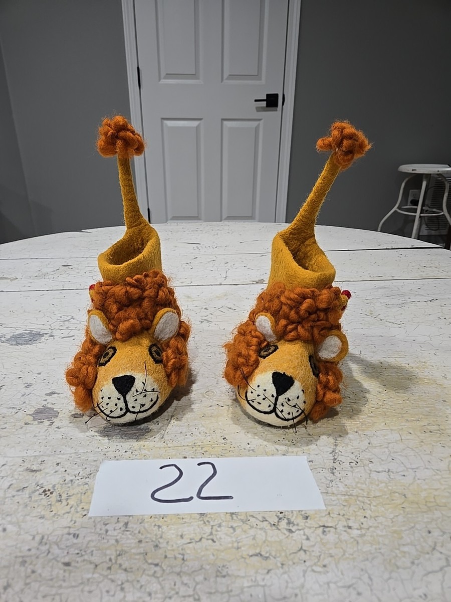 SEW HEART FELT Kids Leopold The Lion Slippers Size Sole-8