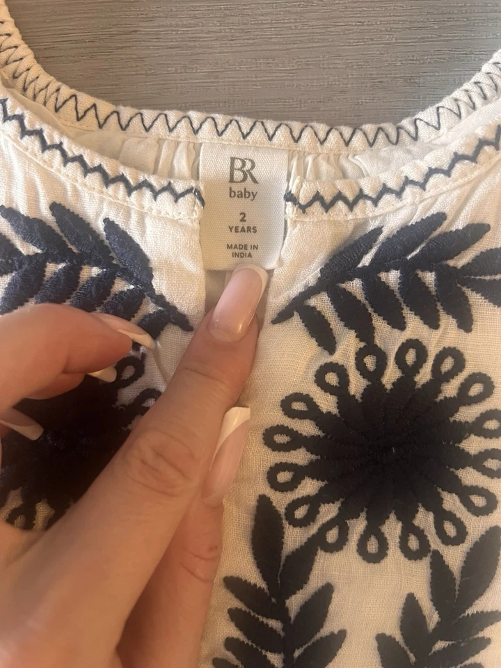 Top Banana Republic Girl Blanco con Bordado Floral Negro Talla 2 Foto 3 de 4