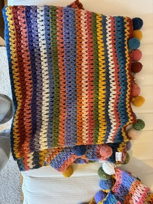 Pachamama handgehäkelt, 100% Wolle, 2 Überwurf & 3 Kissen - Yukata Bommeln.  