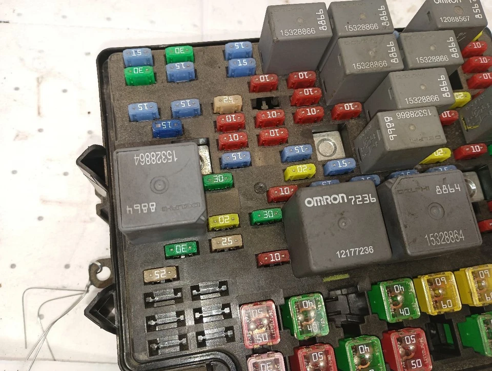 Caja de fusibles de motor de 2005 Cadillac Escalade ESV 6,0 L 11846635 Foto 4 de 4