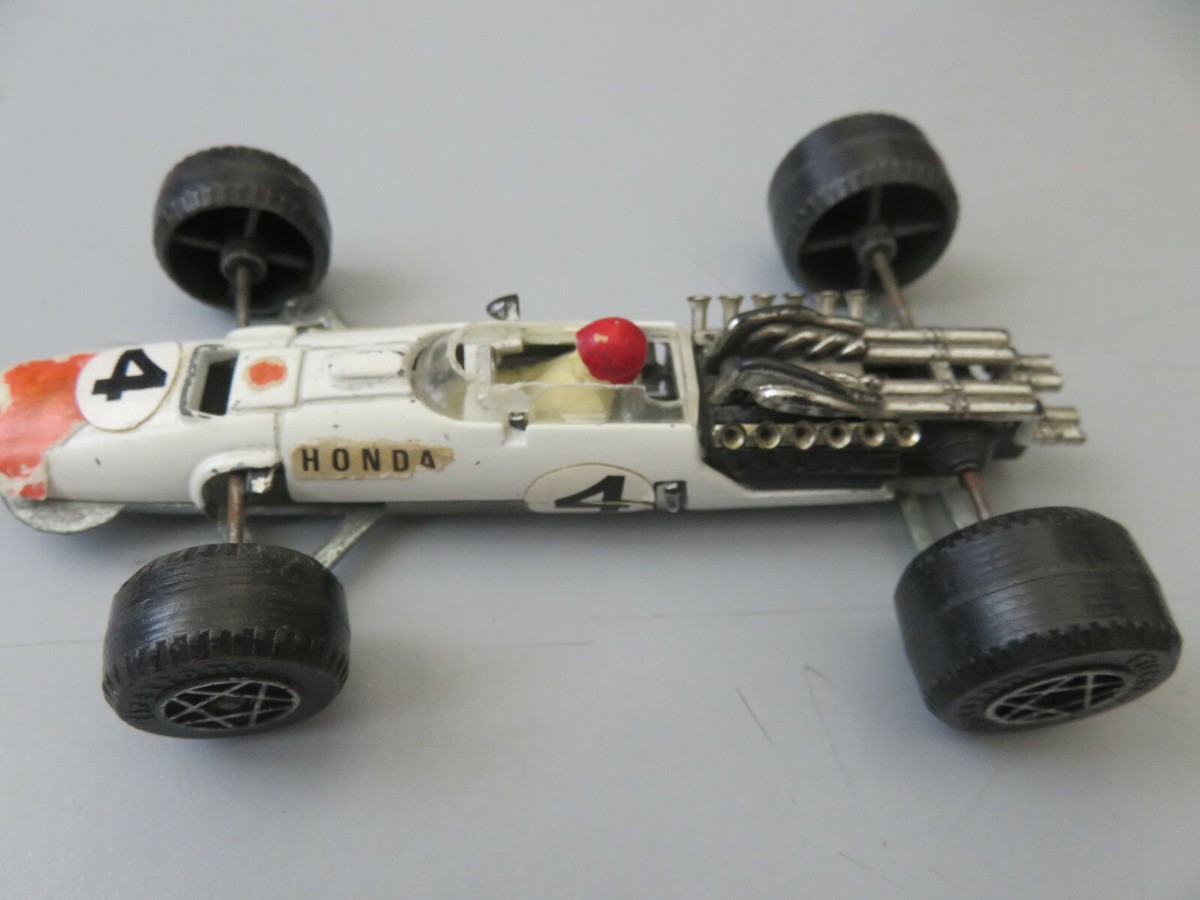 La voiture de course Formule 1 Matra en miniature par Politoys au 1/32e