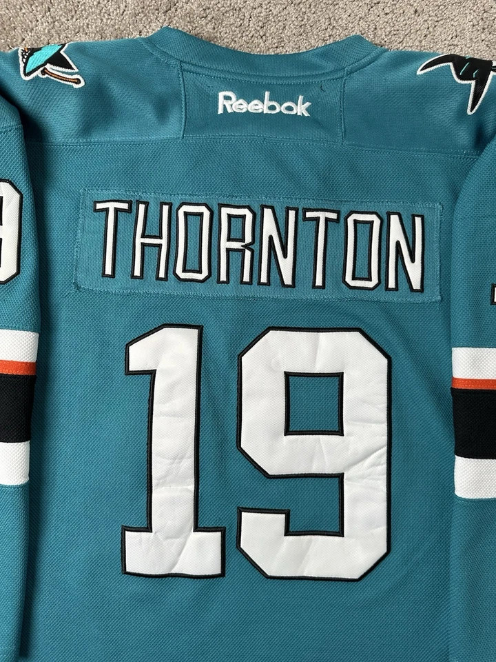 复古女式球衣 Reebok NHL 圣何塞鲨鱼 CCM #19 Joe Thornton,尺寸 S — 第 3/4 张图片