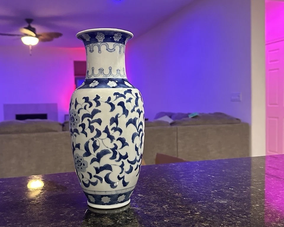 Jarrón decorativo Bud pequeño azul y blanco porcelana estampado H 5,5" detalles para el hogar Foto 2 de 4