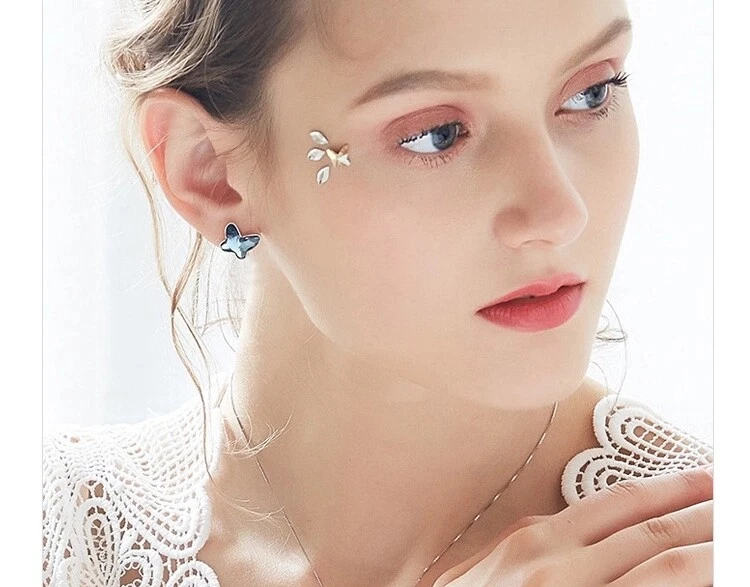  Tachuelas mariposa plateadas hechas con cristales de zafiro de SWAROVSKI(R)    Foto 4 de 4