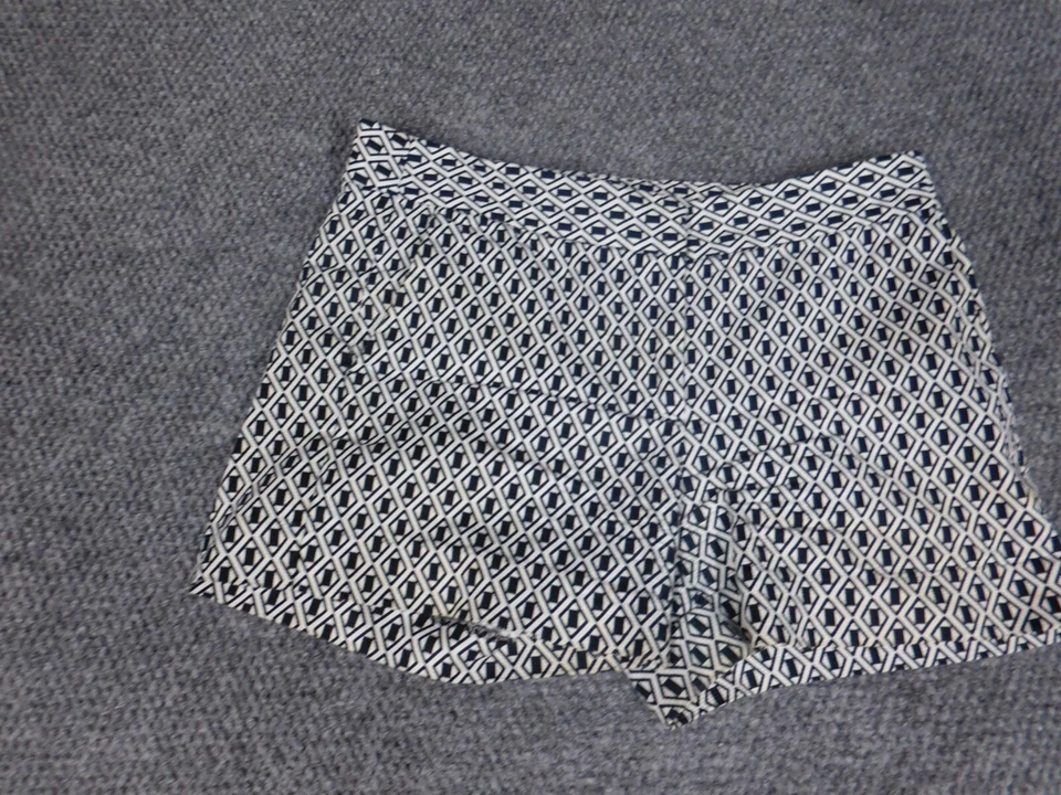 Joe Fresh 女式短裤 2 白色卡其裤 — 第 2/4 张图片